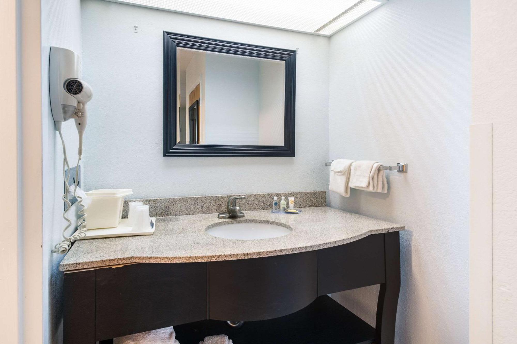 Clarion Inn Cleveland Near University Bagian luar foto